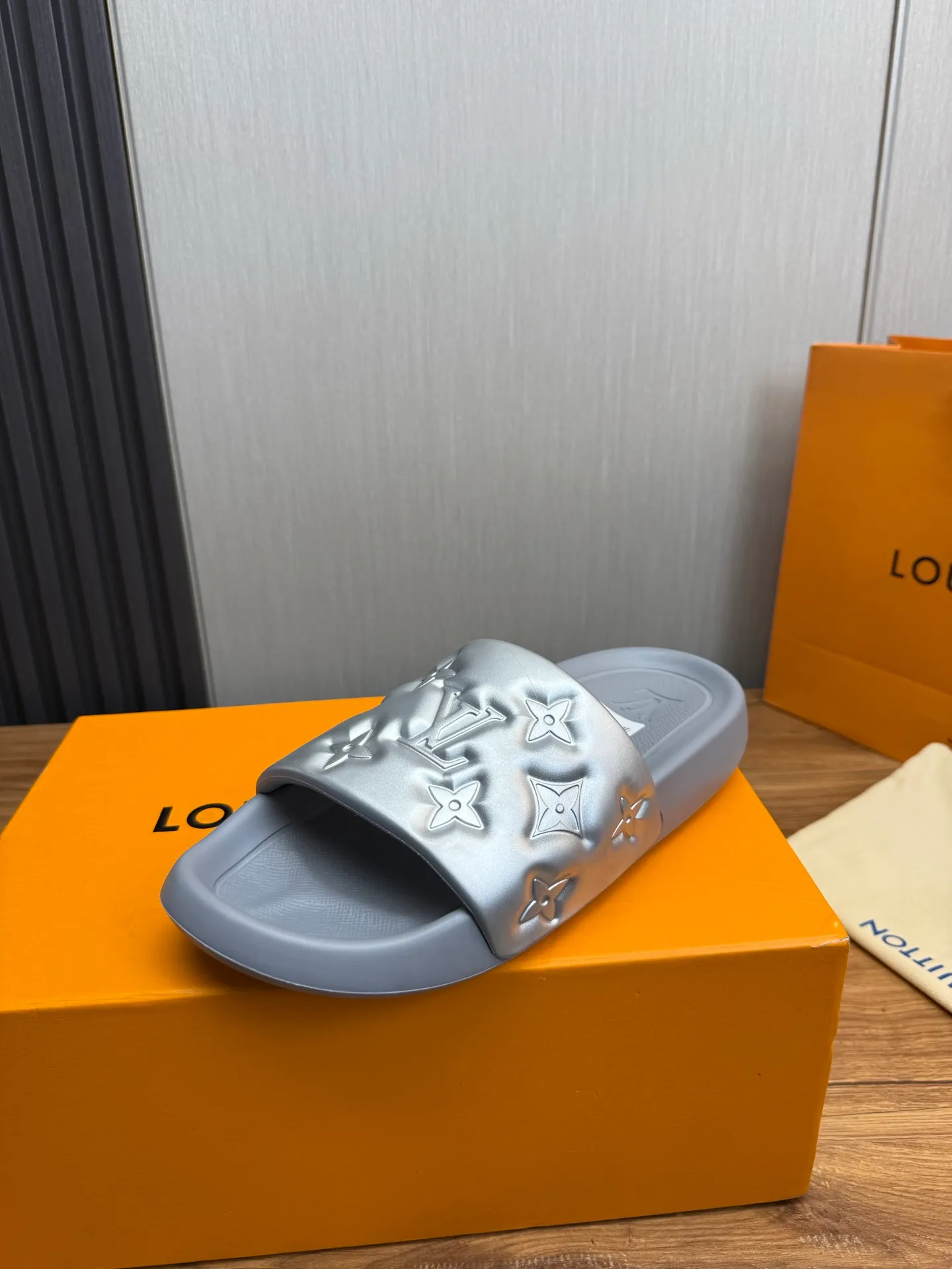 Men's shoes 💰280💰 ▪️LV's popular Little Red Book popular slippers hot sale: 1 shipment✅ Super textured and comfortable slippers, original TPU outsole. Authentic counter box drawer box packaging 🎁Size 38-45